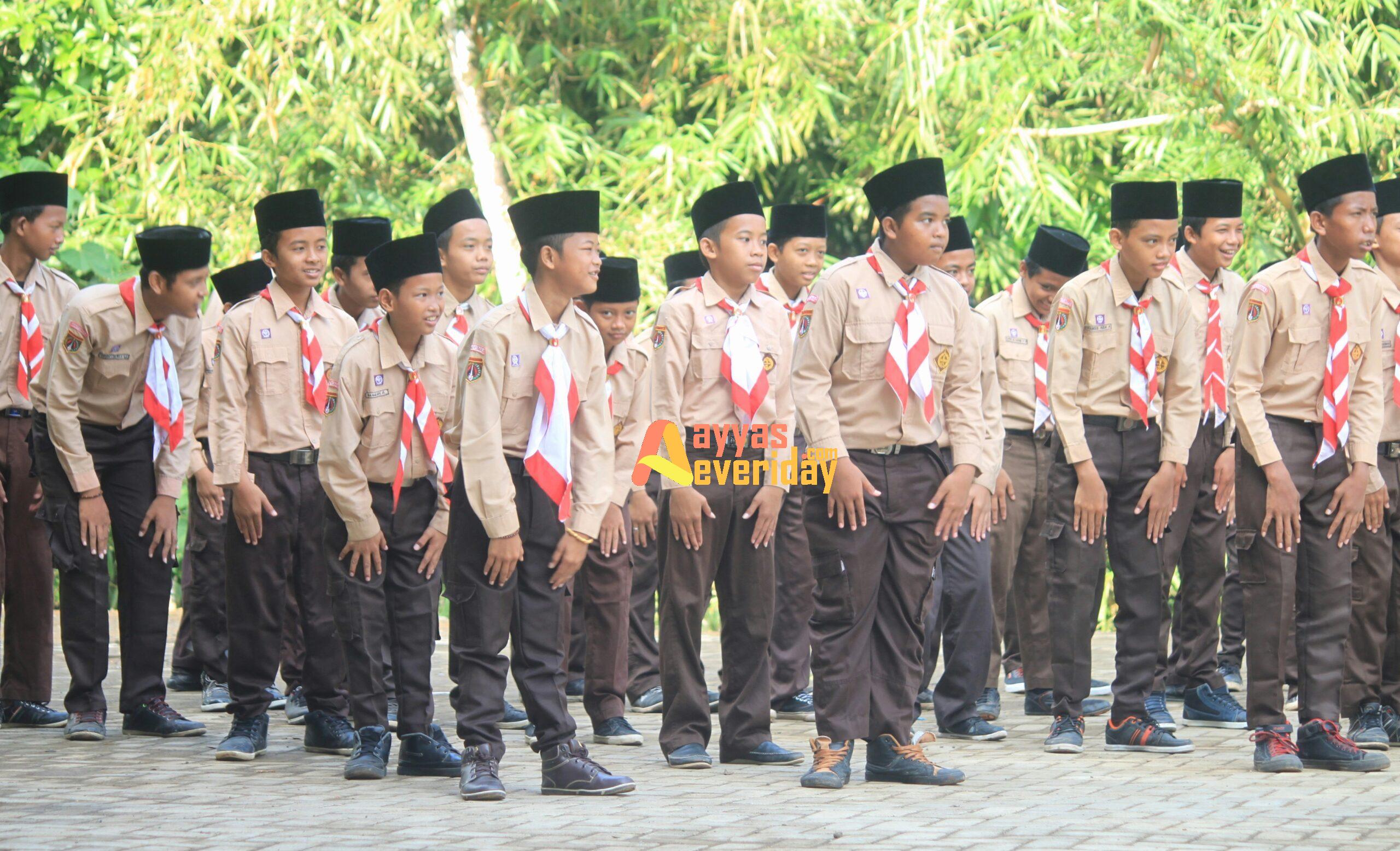 Metode Pengajaran Kreatif untuk Pembelajaran Menyenangkanstanding on gray concrete floor during daytime