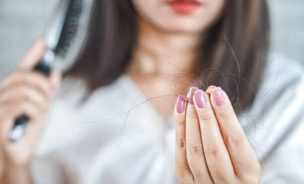 9 Penyebab Permasalahan Rambut Rontok pada Wanita